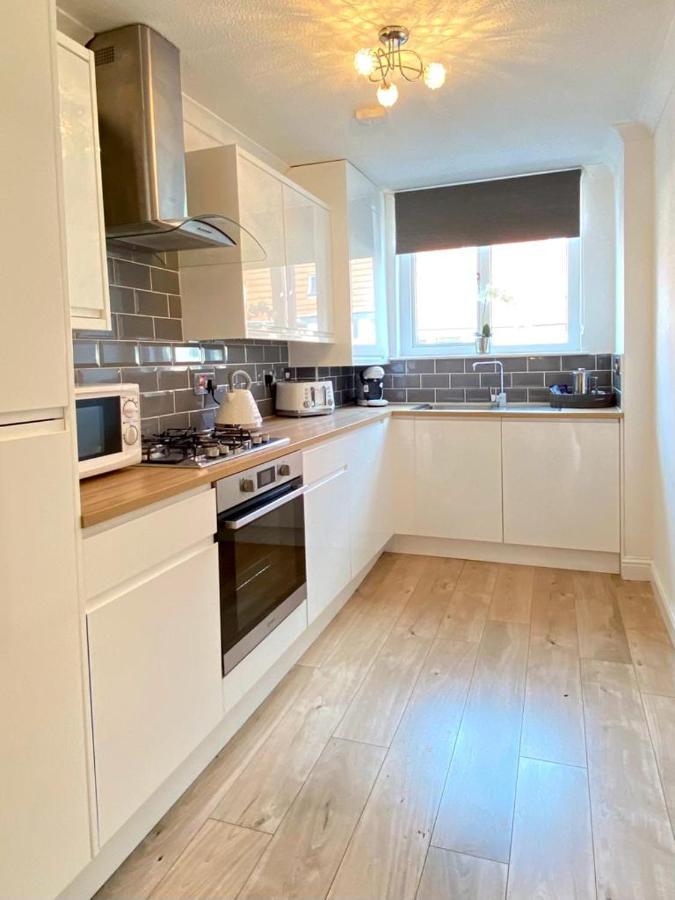 3 Bedroom - 2 Bathroom Townhouse In Corstorphine Near Murrayfield Stadium - Direct Bus To Edinburgh City Centre In 20 Minutes - Two Private Parking Spaces - Private Sunny Garden - Recently Refurbished Exteriör bild