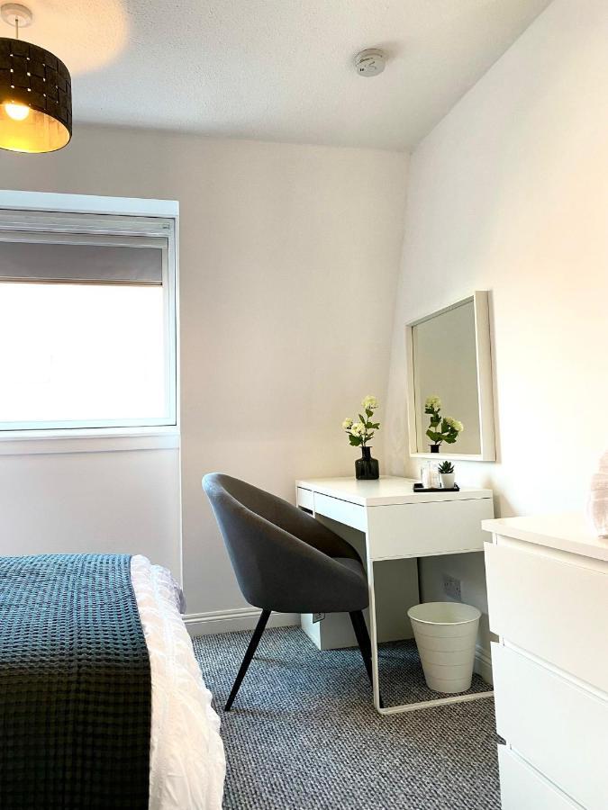 3 Bedroom - 2 Bathroom Townhouse In Corstorphine Near Murrayfield Stadium - Direct Bus To Edinburgh City Centre In 20 Minutes - Two Private Parking Spaces - Private Sunny Garden - Recently Refurbished Exteriör bild
