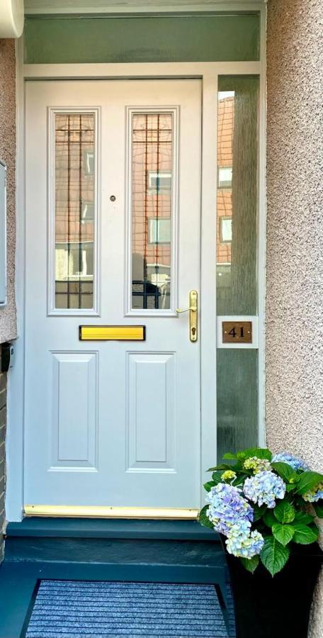 3 Bedroom - 2 Bathroom Townhouse In Corstorphine Near Murrayfield Stadium - Direct Bus To Edinburgh City Centre In 20 Minutes - Two Private Parking Spaces - Private Sunny Garden - Recently Refurbished Exteriör bild