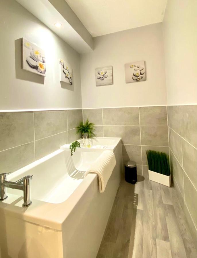 3 Bedroom - 2 Bathroom Townhouse In Corstorphine Near Murrayfield Stadium - Direct Bus To Edinburgh City Centre In 20 Minutes - Two Private Parking Spaces - Private Sunny Garden - Recently Refurbished Exteriör bild