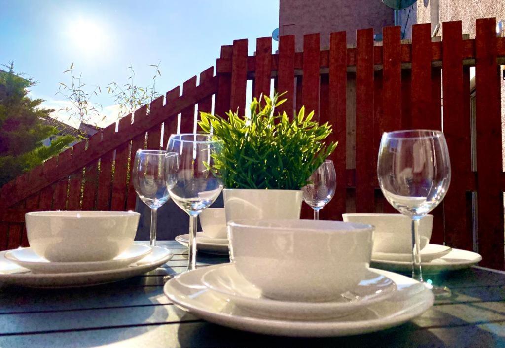 3 Bedroom - 2 Bathroom Townhouse In Corstorphine Near Murrayfield Stadium - Direct Bus To Edinburgh City Centre In 20 Minutes - Two Private Parking Spaces - Private Sunny Garden - Recently Refurbished Exteriör bild