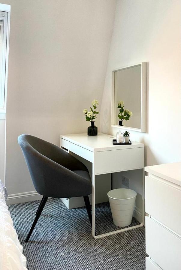3 Bedroom - 2 Bathroom Townhouse In Corstorphine Near Murrayfield Stadium - Direct Bus To Edinburgh City Centre In 20 Minutes - Two Private Parking Spaces - Private Sunny Garden - Recently Refurbished Exteriör bild