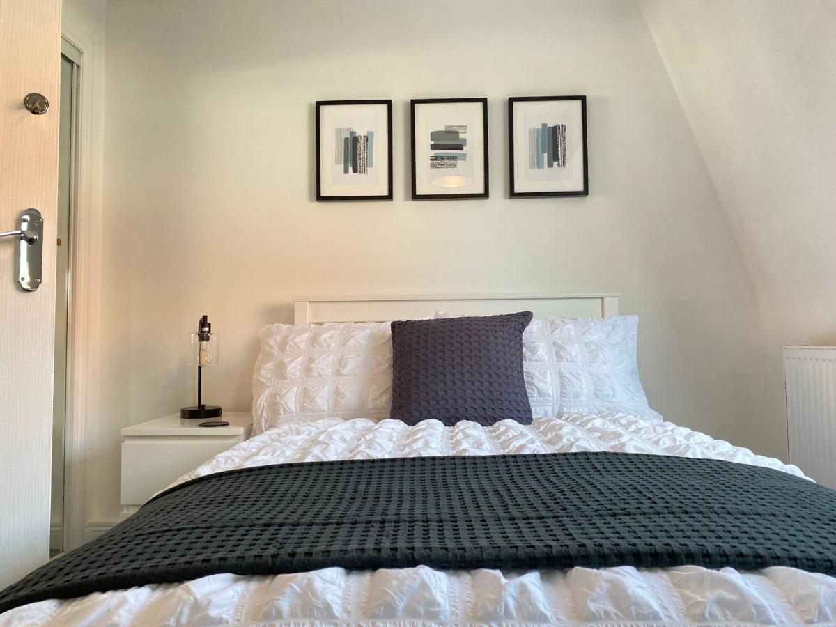 3 Bedroom - 2 Bathroom Townhouse In Corstorphine Near Murrayfield Stadium - Direct Bus To Edinburgh City Centre In 20 Minutes - Two Private Parking Spaces - Private Sunny Garden - Recently Refurbished Exteriör bild