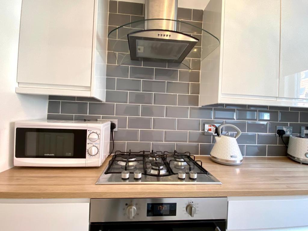 3 Bedroom - 2 Bathroom Townhouse In Corstorphine Near Murrayfield Stadium - Direct Bus To Edinburgh City Centre In 20 Minutes - Two Private Parking Spaces - Private Sunny Garden - Recently Refurbished Exteriör bild