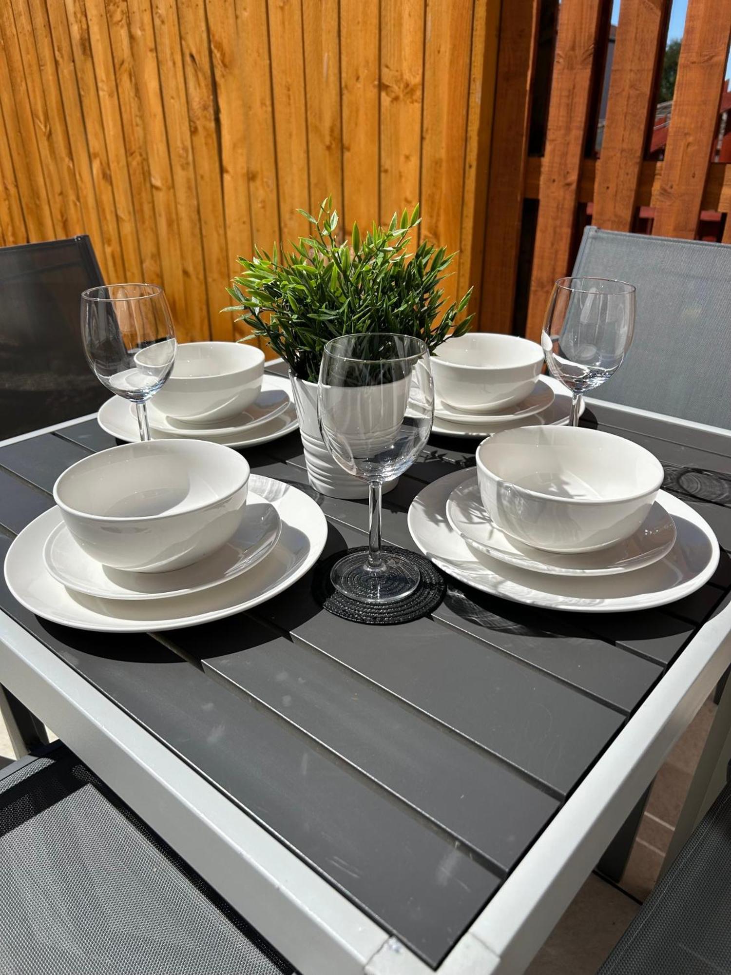 3 Bedroom - 2 Bathroom Townhouse In Corstorphine Near Murrayfield Stadium - Direct Bus To Edinburgh City Centre In 20 Minutes - Two Private Parking Spaces - Private Sunny Garden - Recently Refurbished Exteriör bild