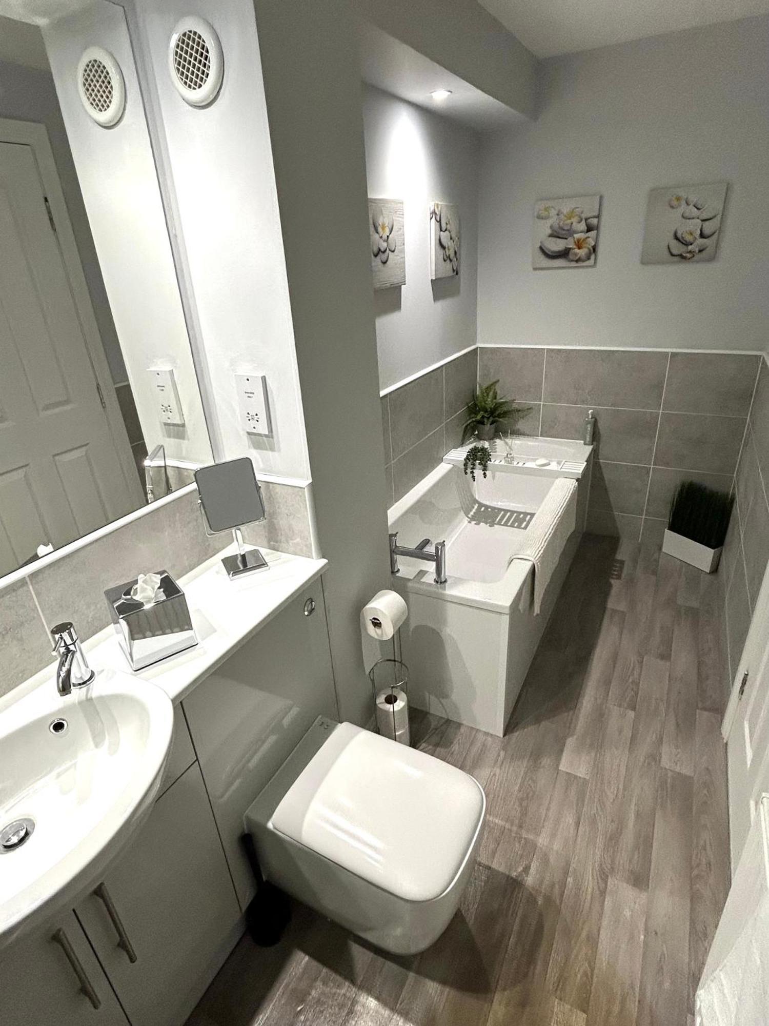 3 Bedroom - 2 Bathroom Townhouse In Corstorphine Near Murrayfield Stadium - Direct Bus To Edinburgh City Centre In 20 Minutes - Two Private Parking Spaces - Private Sunny Garden - Recently Refurbished Exteriör bild