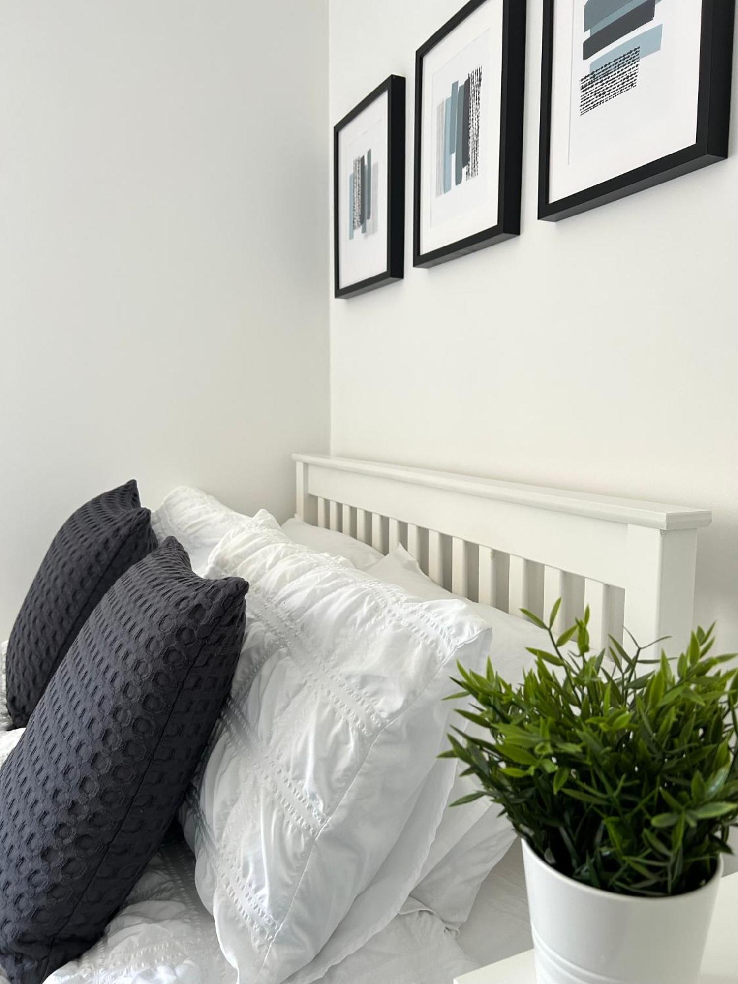 3 Bedroom - 2 Bathroom Townhouse In Corstorphine Near Murrayfield Stadium - Direct Bus To Edinburgh City Centre In 20 Minutes - Two Private Parking Spaces - Private Sunny Garden - Recently Refurbished Exteriör bild